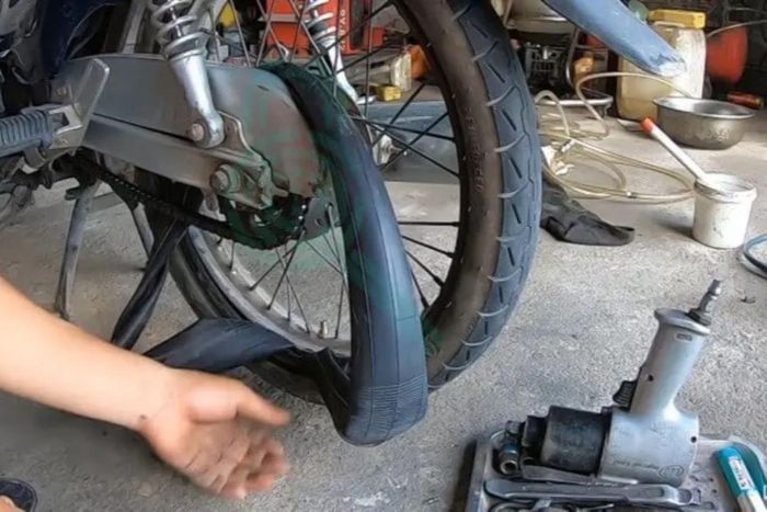 Việc phân bổ trọng lượng giữa bánh trước và sau cũng là nguyên nhân khiến bánh sau dễ bị dính đinh hơn. Ảnh: Osakar