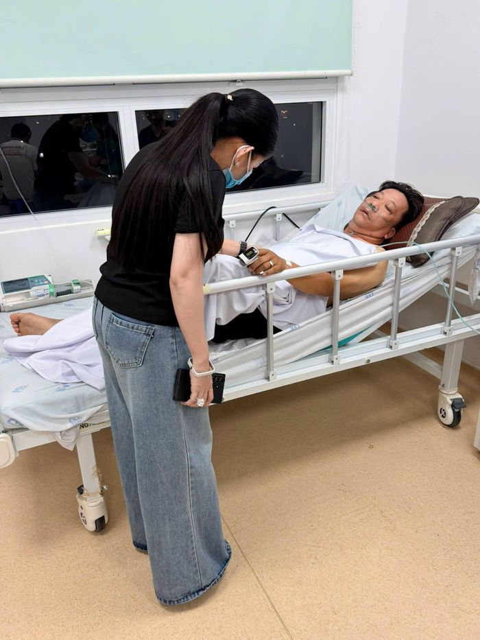 Nghệ sĩ Bình Tinh vào thăm nghệ sĩ Minh Hòa. Ảnh được chụp trước khi tình trạng của ông chuyển biến xấu. Ảnh: NVCC