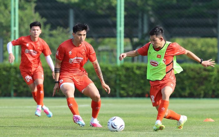 Hai Long trong buổi tập và đối đầu với Văn Hậu. Ảnh: VFF