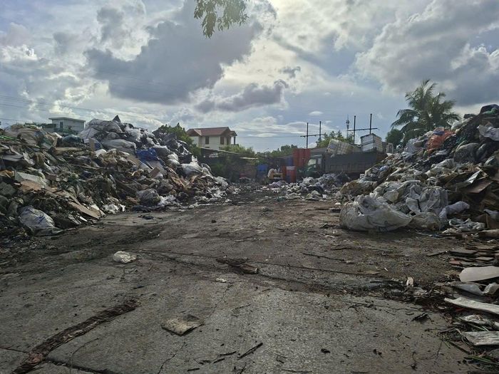 "Núi phế thải" nằm sát khu dân cư khiến nhiều hộ gia đình ở tổ 1, khu 1 phường Uông Bí bị ảnh hưởng bởi ô nhiễm