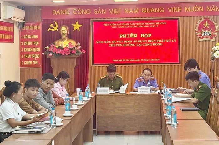  Quang cảnh phiên họp xem xét, quyết định áp dụng xử lý chuyển hướng tại cộng đồng. (Ảnh: VKS)