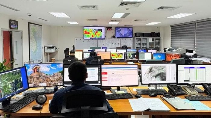 Kíp trực đêm tại Trung tâm Cảnh báo thời tiết theo dõi liên tục hoạt động của áp thấp nhiệt đới. Ảnh.TL. 