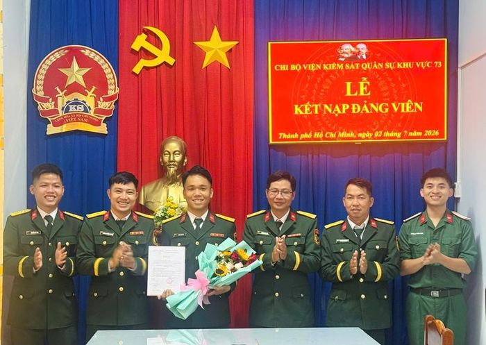  Chi bộ Viện kiểm sát Quân sự Khu vực 73 chúc mừng Đảng viên mới.