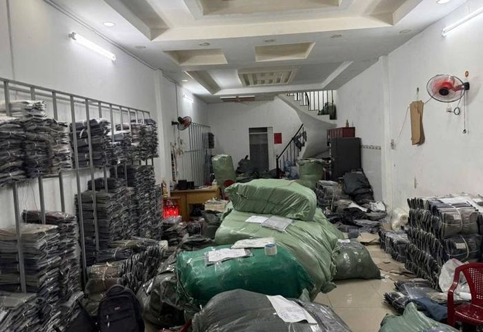 Gần 10.000 áo thun thành phẩm mang dấu hiệu giả mạo các nhãn hiệu nổi tiếng.