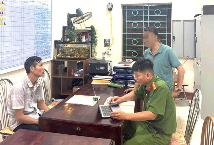 Công an xã Hiền Quan lấy lời khai đối tượng Nguyễn Tiến Bình.
