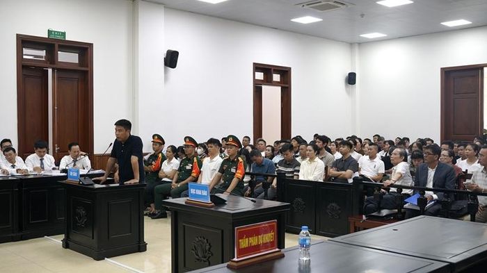 Rất đông bị hại dõi theo trực tiếp tại phiên tòa khi Nguyễn Văn Hậu trả lời Hội đồng xét xử trước bục khai báo.