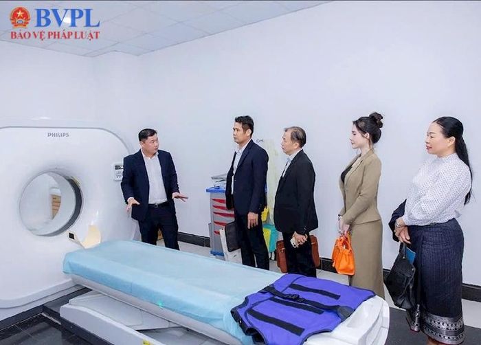  TS. Mai Văn Lâm giới thiệu với Đoàn đại biểu các phòng mô phỏng trong quá trình đào tạo.