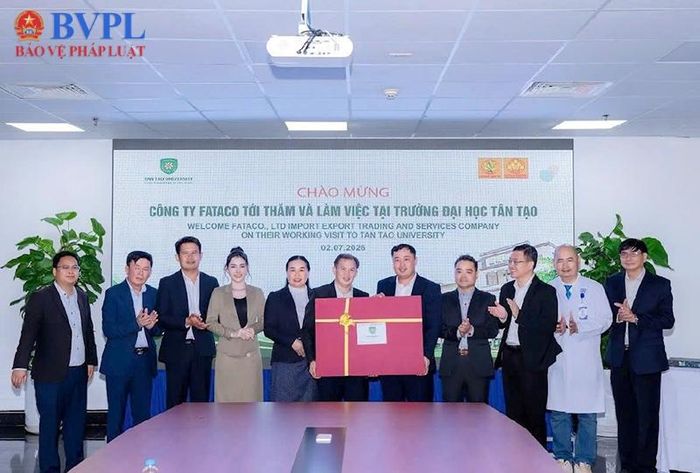  Trường Đại học Tân Tạo, Công ty Fataco Bến Tre và Đoàn đại biểu Cục y tế Bộ công an nước Cộng hòa Dân chủ Nhân dân Lào nêu cao tinh thần đoàn kết, hữu nghĩ và cùng phát triển.