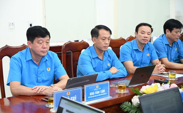 Đồng chí Kha Văn Tám - Ủy viên Ban Chấp hành Đảng bộ tỉnh, Phó Chủ tịch Ủy ban MTTQ Việt Nam tỉnh, Chủ tịch Liên đoàn Lao động tỉnh, cùng đại diện lãnh đạo các phòng, ban và các tổ chức thành viên dự hội nghị. Ảnh: Thành Cường