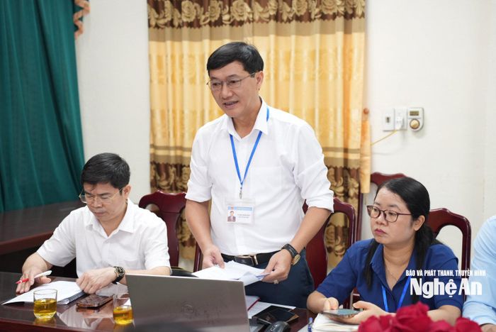 Ông Tưởng Đăng Hào - Phó Chủ tịch Ủy ban nhân dân xã Đại Đồng trình bày tổng thể 2 nội dung liên quan đến phiên chất vấn. Ảnh; Nguyễn Toàn