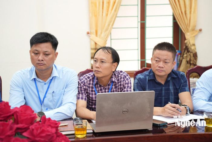 Các phòng chuyên môn UBND xã Đại Đồng tiếp thu ý kiến. Ảnh: Nguyễn Toàn