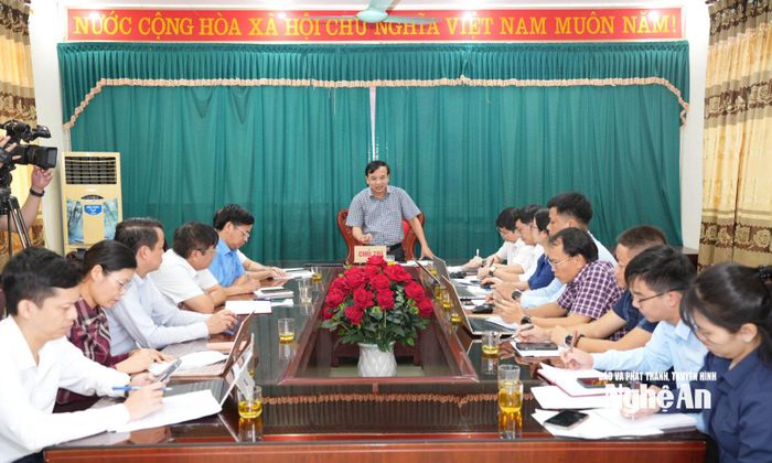 Phó Chủ tịch HĐND tỉnh Nguyễn Như Khôi trao đổi về những vấn đề cần tập trung vào 2 nội dung chất vấn. Ảnh: Nguyễn Toàn