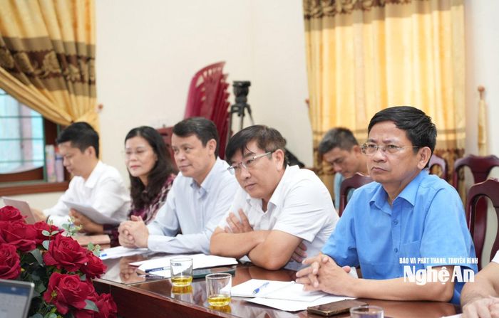 Các thành viên đoàn công tác nắm bắt các khó khăn vướng mắc. Ảnh: Nguyễn Toàn