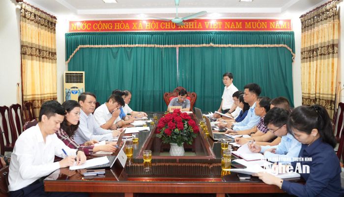 Đoàn công tác nghe báo cáo chung về tình hình xã Đại Đồng sau một năm thực hiện chính quyền 2 cấp. Ảnh: Nguyễn Toàn