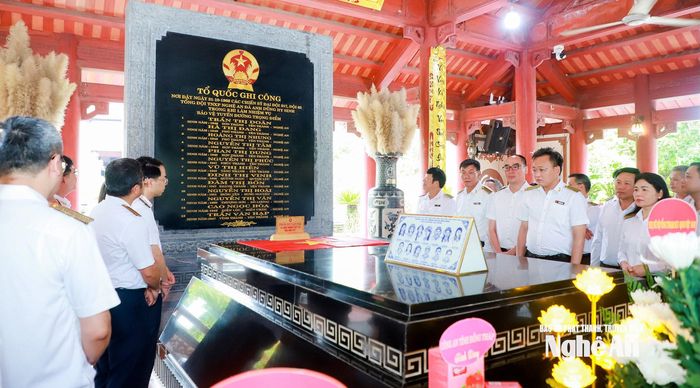 Đoàn nghe thuyết minh về sự hy sinh anh dũng của 13 Anh hùng liệt sĩ Đại đội 317. Ảnh: Thành Duy