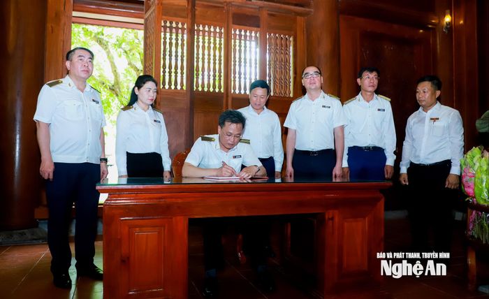 Đồng chí Nguyễn Hữu Nghĩa - Ủy viên Trung ương Đảng, Tổng Kiểm toán Nhà nước ghi vào Sổ lưu niệm Khu Di tích Quốc gia đặc biệt Kim Liên. Ảnh: Thành Duy