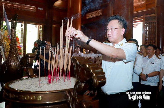 Đồng chí Nguyễn Hữu Nghĩa - Ủy viên Trung ương Đảng, Tổng Kiểm toán Nhà nước dâng hương tưởng niệm Chủ tịch Hồ Chí Minh. Ảnh: Thành Duy