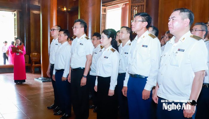 Các đại biểu thực hiện nghi lễ dâng hoa, dâng hương, tưởng niệm Chủ tịch Hồ Chí Minh. Ảnh: Thành Duy