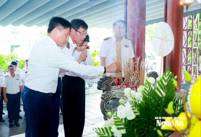 Phó Chủ tịch UBND tỉnh Nghệ An Hoàng Phú Hiền và các đồng chí Phó Tổng Kiểm toán Nhà nước dâng hương tưởng niệm trước mộ tập thể 13 Anh hùng liệt sĩ Đại đội 317. Ảnh: Thành Duy