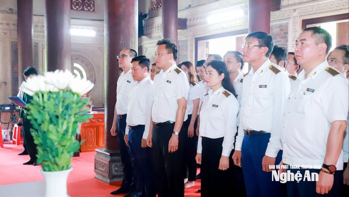 Đoàn công tác dâng hoa, dâng hương, dành phút mặc niệm tri ân các Anh hùng liệt sĩ hy sinh tại Truông Bồn tại Nhà tưởng niệm. Ảnh: Thành Duy