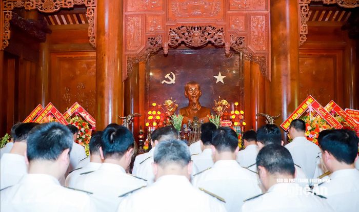 Các đại biểu thành kính tưởng niệm Chủ tịch Hồ Chí Minh. Ảnh: Thành Duy