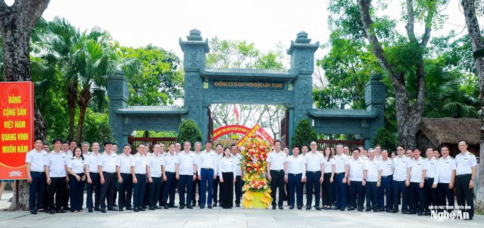 Đoàn công tác Kiểm toán Nhà nước chụp ảnh lưu niệm tại Khu Di tích Quốc gia đặc biệt Kim Liên. Ảnh: Thành Duy