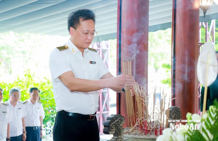 Đồng chí Nguyễn Hữu Nghĩa - Ủy viên Trung ương Đảng, Tổng Kiểm toán Nhà nước dâng hương tưởng niệm trước mộ tập thể 13 Anh hùng liệt sĩ Đại đội 317. Ảnh: Thành Duy
