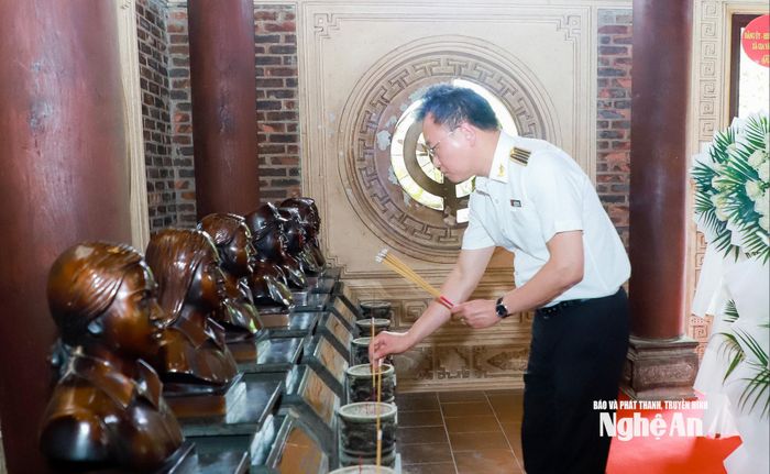 Đồng chí Nguyễn Hữu Nghĩa - Ủy viên Trung ương Đảng, Tổng Kiểm toán Nhà nước dâng hương tưởng niệm trước tượng 13 anh hùng liệt sĩ Đại đội 317. Ảnh: Thành Duy