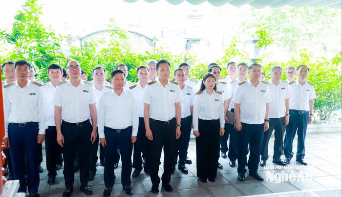 Đoàn công tác Kiểm toán Nhà nước về dâng hoa, dâng hương tại Khu Di tích lịch sử Quốc gia Truông Bồn. Ảnh: Thành Duy
