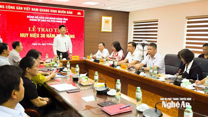 Đồng chí Trần Minh Ngọc - Ủy viên Ban Chấp hành Đảng bộ tỉnh, Bí thư Đảng ủy, Giám đốc Báo và phát thanh, truyền hình Nghệ An phát biểu tại buổi lễ.
