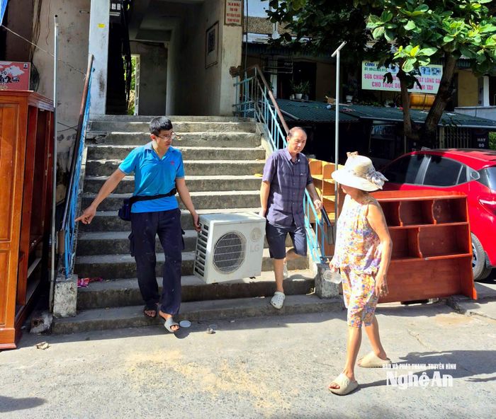 Người dân chung cư Quang Trung tập trung di dời đồ đạc, tài sản. Ảnh: Q.A
