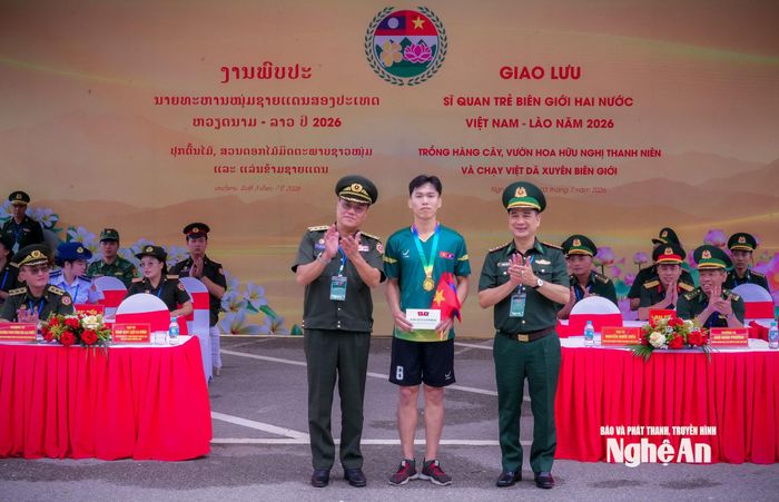 Trao giải cho các vận động viên là những sĩ quan trẻ lực lượng bảo vệ biên giới hai nước đạt thành tích cao tại cuộc thi chạy việt dã. Ảnh: Thành Chung