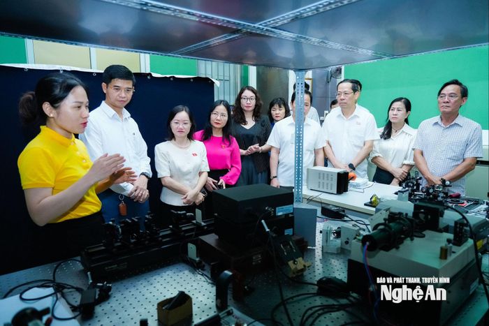 Đoàn giám sát nghe giới thiệu về hoạt động phát triển khoa học, công nghệ của Trường Đại học Vinh. Ảnh: TL