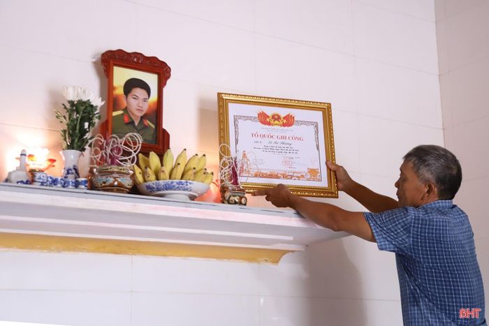  Gia đình ông Lê Bá Vựng vui mừng khi Nhà nước cấp lại bằng "Tổ quốc ghi công" liệt sĩ Lê Bá Phương 