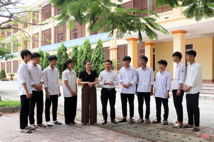 Thầy Hoàng Quốc Quyết - Hiệu trưởng Trường THPT Nguyễn Đình Liễn chia sẻ niềm vui với cô trò lớp 12A6.