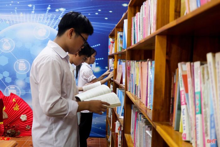 Sau mỗi buổi học, từng nhóm ôn tập lại quây quần bên nhau giải đề.