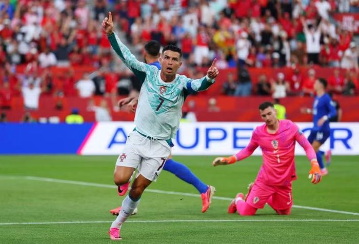 Niềm vui của Ronaldo nhanh chóng bị dập tắt.