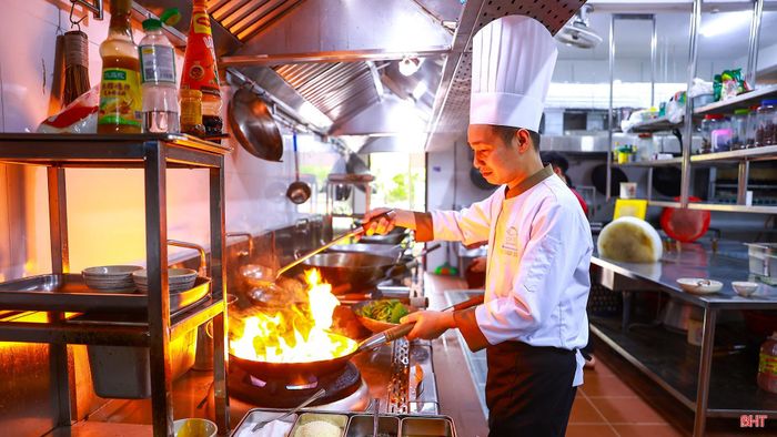 Khi gian bếp bước vào giờ cao điểm, tôi gần như không đứng yên một chỗ. Vừa trực tiếp chế biến, tôi vừa quan sát từng khu vực, hỗ trợ đồng nghiệp và kiểm tra món ăn trước khi đưa ra phục vụ.