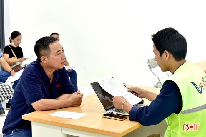 Cán bộ tuyển dụng của Công ty Cổ phần Đầu tư và Xây dựng SGC phỏng vấn ứng viên.