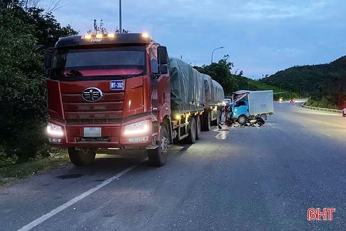 Hiện trường vụ tai nạn giữa xe tải với xe đầu kéo trên quốc lộ 12C khiến 1 người tử vong, 1 người bị thương nặng.