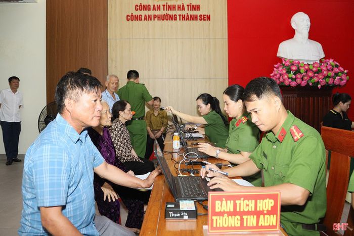 Quy trình thu nhận mẫu sinh phẩm ADN của thân nhân liệt sĩ được thực hiện chặt chẽ theo các bước: tiếp nhận, đối chiếu thông tin; xác định đối tượng ưu tiên; thu nhận mẫu sinh phẩm; niêm phong, lưu trữ và chuyển giám định theo đúng quy định.