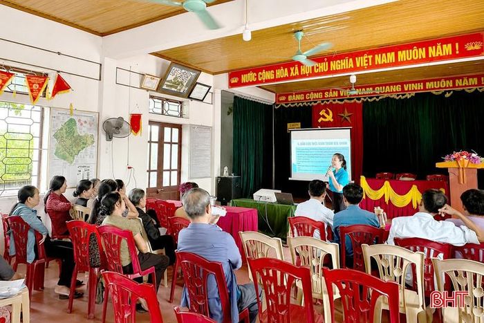  Cán bộ BHXH tuyên truyền trực tiếp tại thôn, tổ dân phố để người dân chủ động tham gia BHYT. 