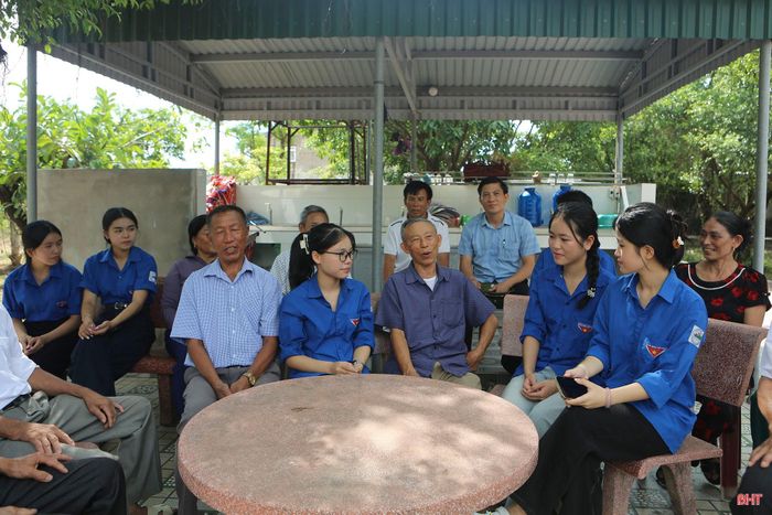 Các em học sinh nghe người cao tuổi địa phương ôn lại truyền thống của quê hương và sự nghiệp của danh nhân Lê Quảng Ý và Lê Quảng Chí.