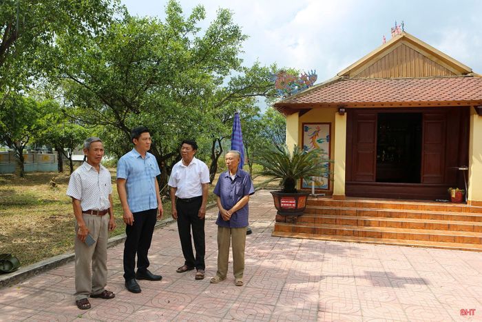 Ông Trần Quang Hạnh (thứ 2 từ trái qua) - Phó Chủ tịch UBND phường Hoành Sơn trò chuyện với người cao tuổi về Dự án trùng tu, xây dựng Di tích lịch sử văn hóa cấp quốc gia đền và khu mộ Lê Quảng Chí, Lê Quảng Ý.