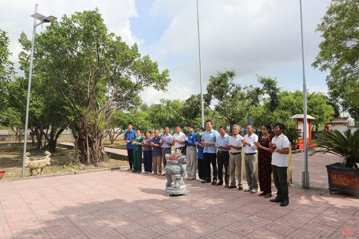 Người dân dâng hương trước đền thờ Lê Quảng Chí và Lê Quảng Ý hướng về lễ giỗ lần thứ 500 của danh nhân Lê Quảng Ý.