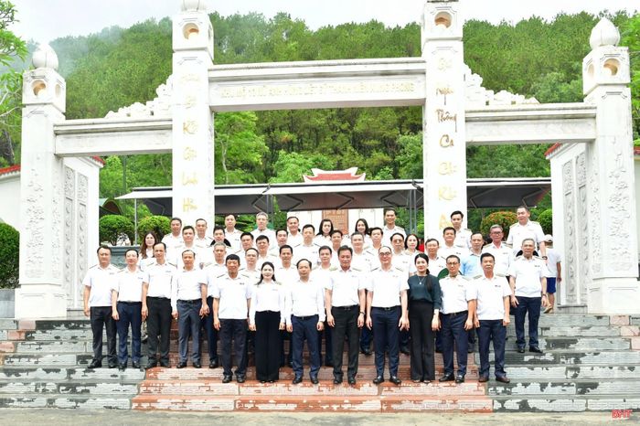 Các đại biểu chụp ảnh lưu niệm.