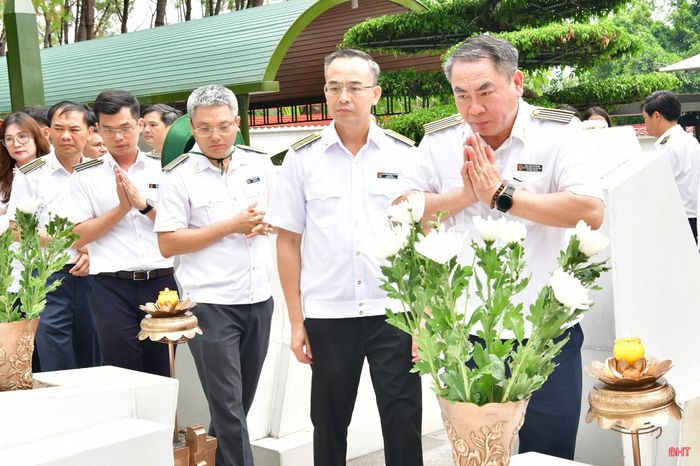 Các thành viên trong đoàn bày tỏ lòng biết ơn sâu sắc đối với những cống hiến, hy sinh to lớn của các anh hùng liệt sĩ vì sự nghiệp đấu tranh giải phóng dân tộc, bảo vệ Tổ quốc.