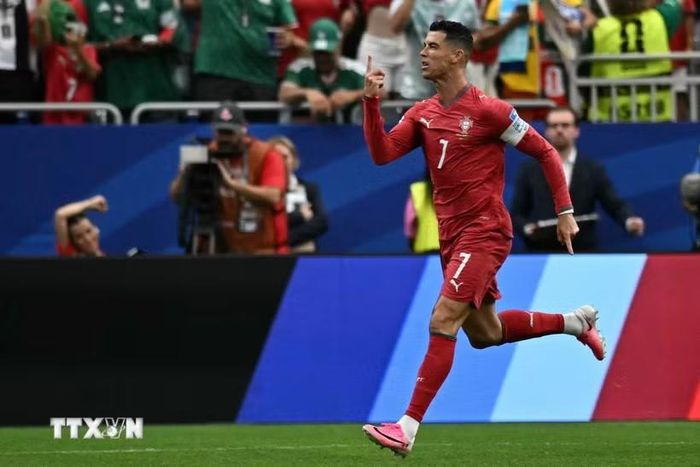 Ronaldo sẽ tỏa sáng để giúp Bồ Đào Nha đi tiếp? (Ảnh: AFP/TTXVN)