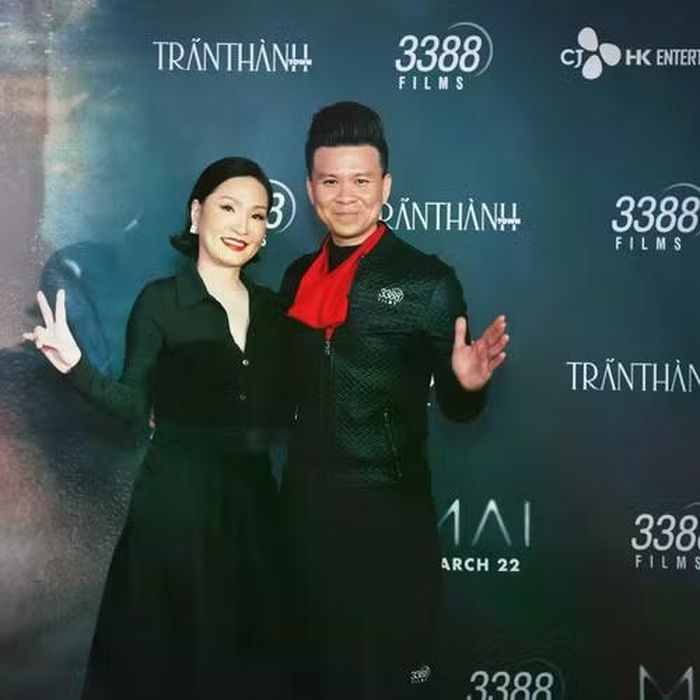 Ông Phạm A. Thiên chụp cùng diễn viên Hồng Đào trong buổi ra mắt phim "Mai." (Ảnh: Nhân vật cung cấp)