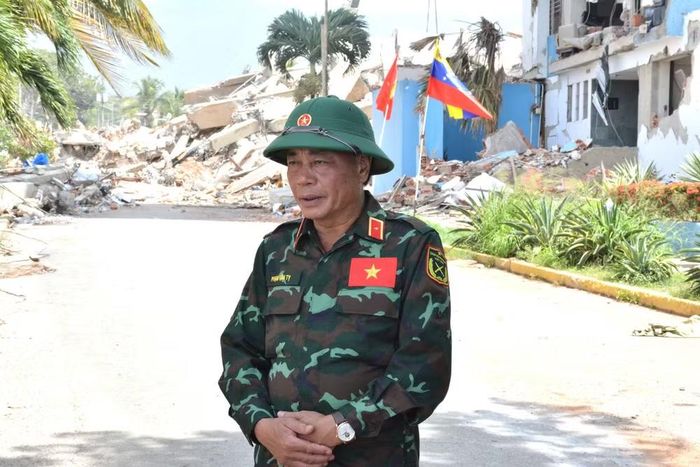 Thiếu tướng Phạm Văn Tỵ trả lời phỏng vấn báo chí tại hiện trường. (Ảnh: Hoàng Vũ/Vietnam+)